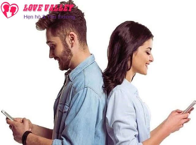 Thường xuyên nhắn tin cho nhau để giữ liên lạc và thân thiết hơn