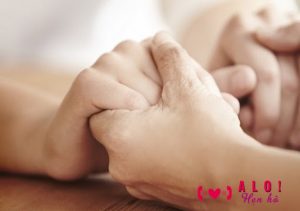 Lần đầu hẹn hò đã nắm tay, nên hay không nên?